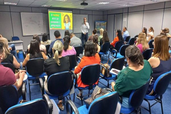 Gestores da AMOP investem em formação para fortalecer educação pública