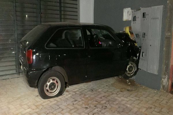 Duas pessoas ficam feridas após carro colidir contra muro de imóvel no bairro Morumbi