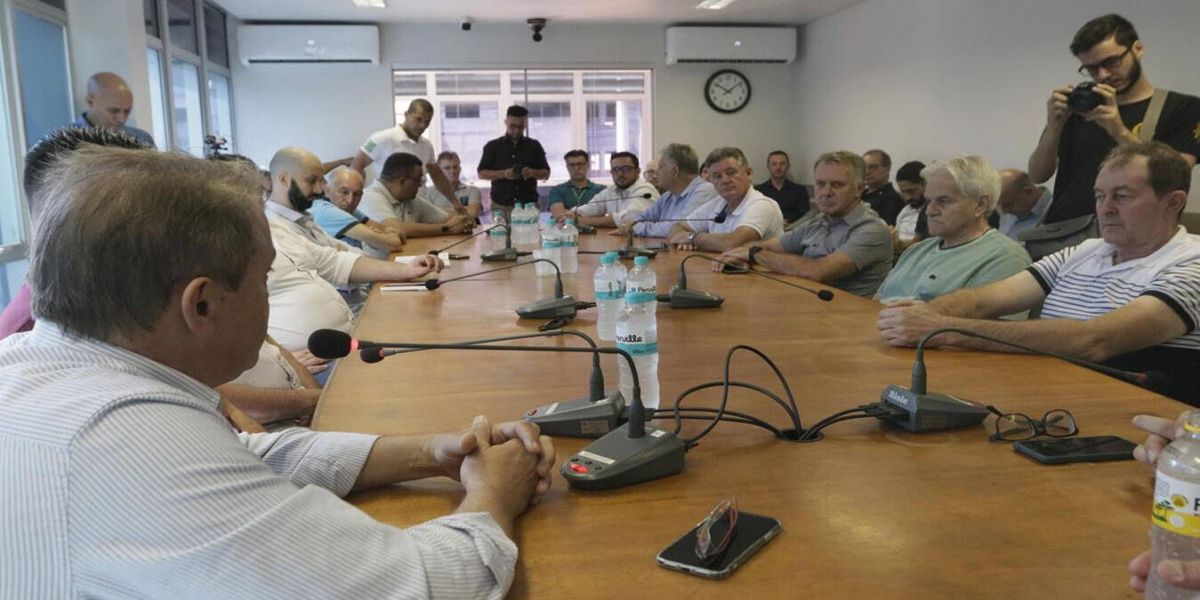 Prefeitura de Toledo detalha projeto de lei sobre subsídios para o transporte coletivo a vereadores