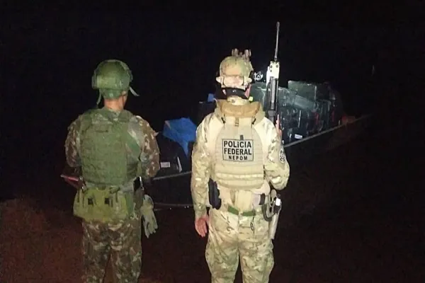Foto relacionada a notícia: Polícia Federal e Civil apreendem embarcação com cigarros contrabandeados no Lago de Itaipu