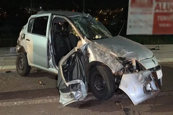 Foto relacionada a notícia: Carro capota após colidir com motocicleta na BR-277 em Cascavel