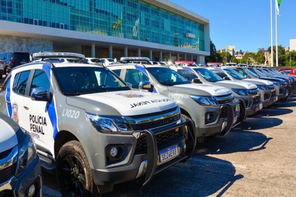 Governo oficializa entrega de 225 viaturas e 1.400 coletes balísticos à Polícia Penal do Paraná