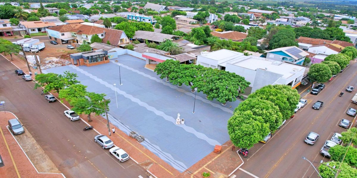 Praça Padre Isidoro Royer em Itaipulândia recebe revitalização e entra em fase final de obras