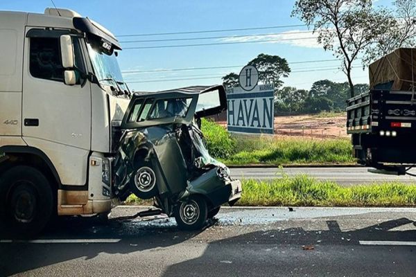 Motorista morre após carro ser esmagado entre carreta e caminhão na BR-376 em Maringá