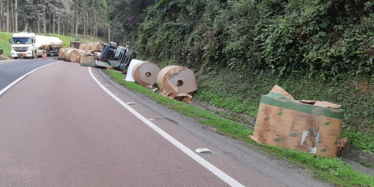 Passageiro morre após colisão seguida de tombamento na BR-277, na serra de São Luiz do Purunã