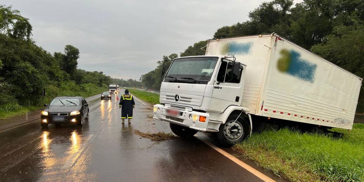Caminhão saída de pista ao desviar de veículo com pane na BR-163, próximo à ponte do rio