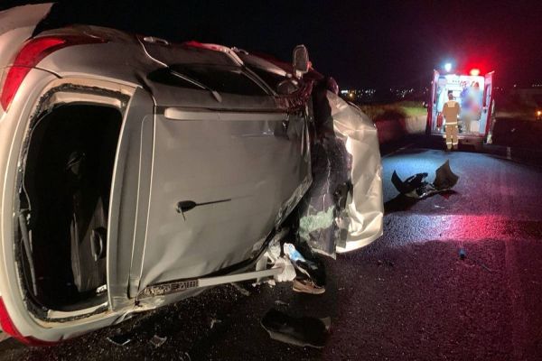 Três pessoas ficam feridas em capotamento na PRC-467, em Cascavel