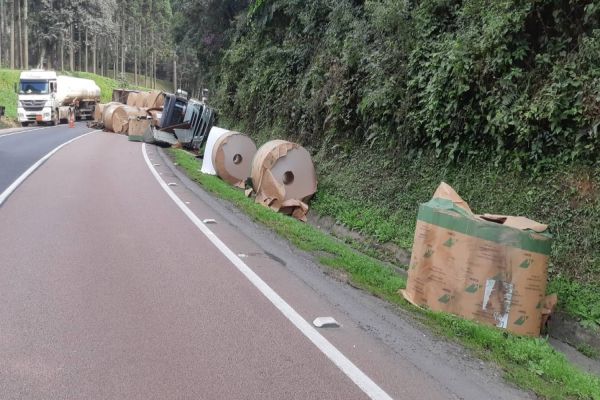 Passageiro morre após colisão seguida de tombamento na BR-277, na serra de São Luiz do Purunã