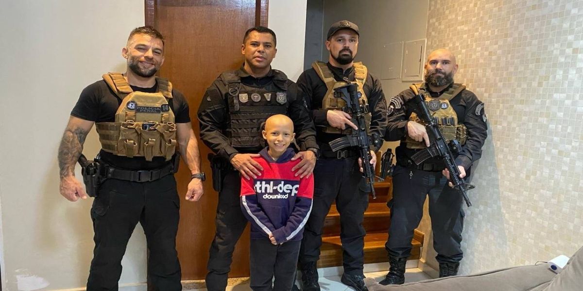 Em Cascavel, policiais penais fazem surpresa para filho de colega em tratamento contra o câncer