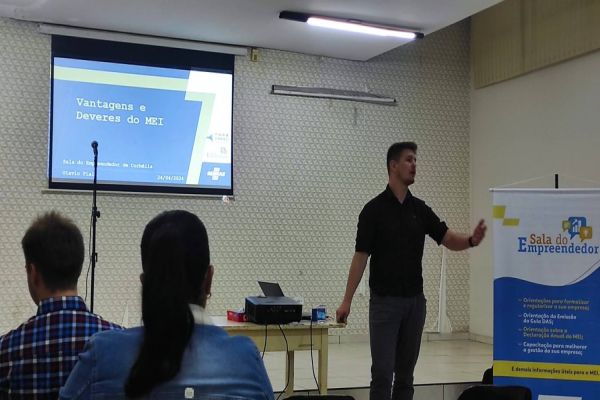 Palestra em parceria com o Sebrae destaca vantagens e deveres do MEI em Corbélia
