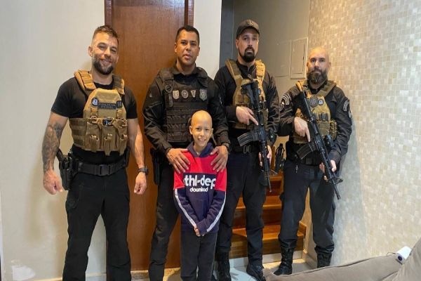 Em Cascavel, policiais penais fazem surpresa para filho de colega em tratamento contra o câncer