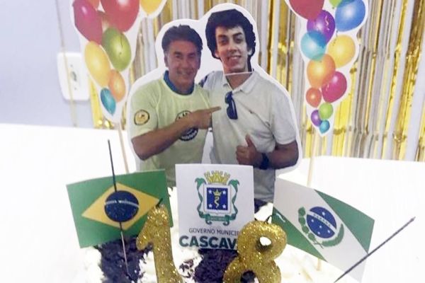 Imagem referente a notícia: Jovem de Cascavel comemora aniversário com tema inusitado: o prefeito Leonaldo Paranhos