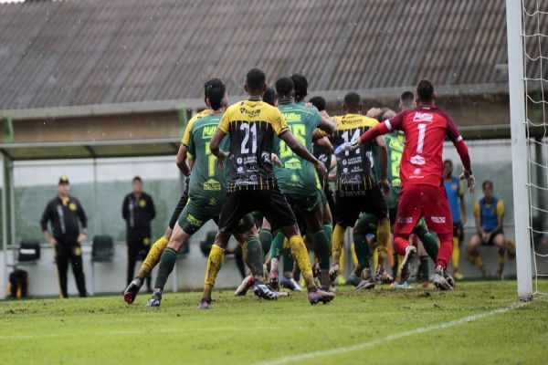 Futebol Clube Cascavel mostra garra e vence o Avenida na estreia da Série D