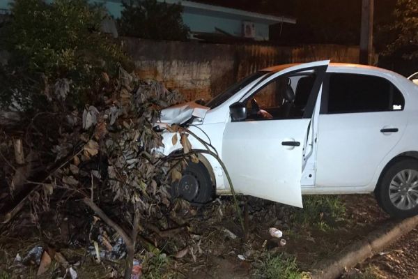 Voyage para em cima de calçada após forte colisão na Rua Suiça no Bairro Cascavel Velho