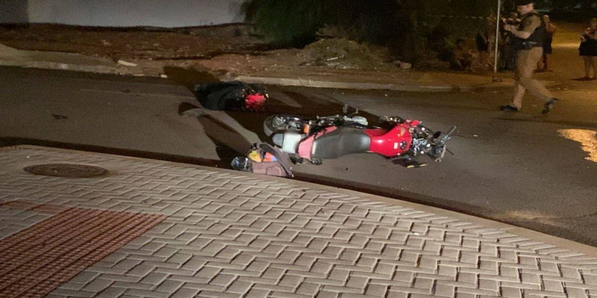 Após se despedir do pai, motociclista morre em violenta colisão de trânsito no Bairro Cascavel Velho