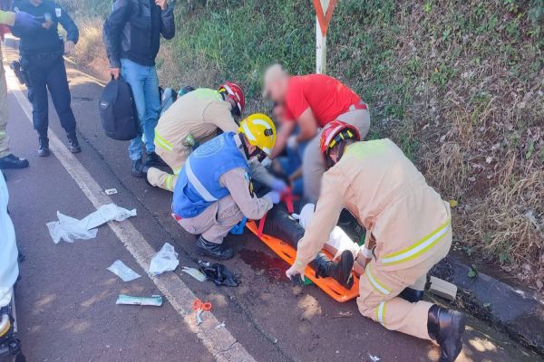Motociclista sofre fratura exposta em grave acidente na BR-163 em Cascavel