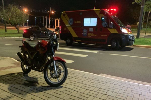 Motociclista ferida em acidente na Avenida Rocha Pombo em Cascavel