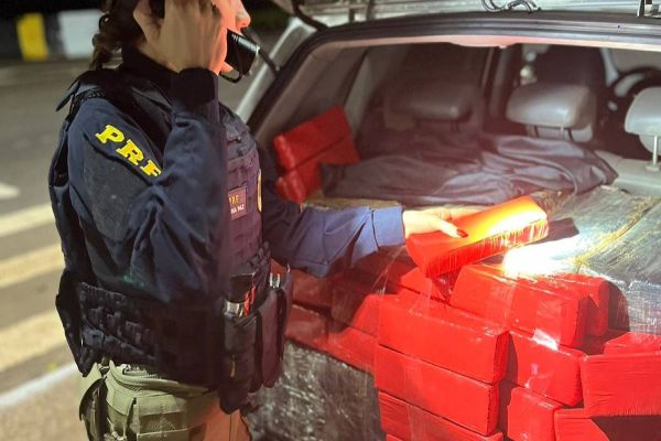 PRF apreende maconha, cocaína e uísques contrabandeados e constata cinco crimes em uma só ocorrência