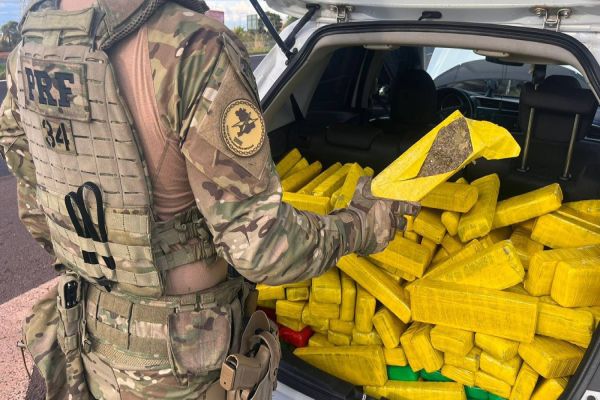PRF apreende meia tonelada de maconha em carro que transitava em alta velocidade na BR-277
