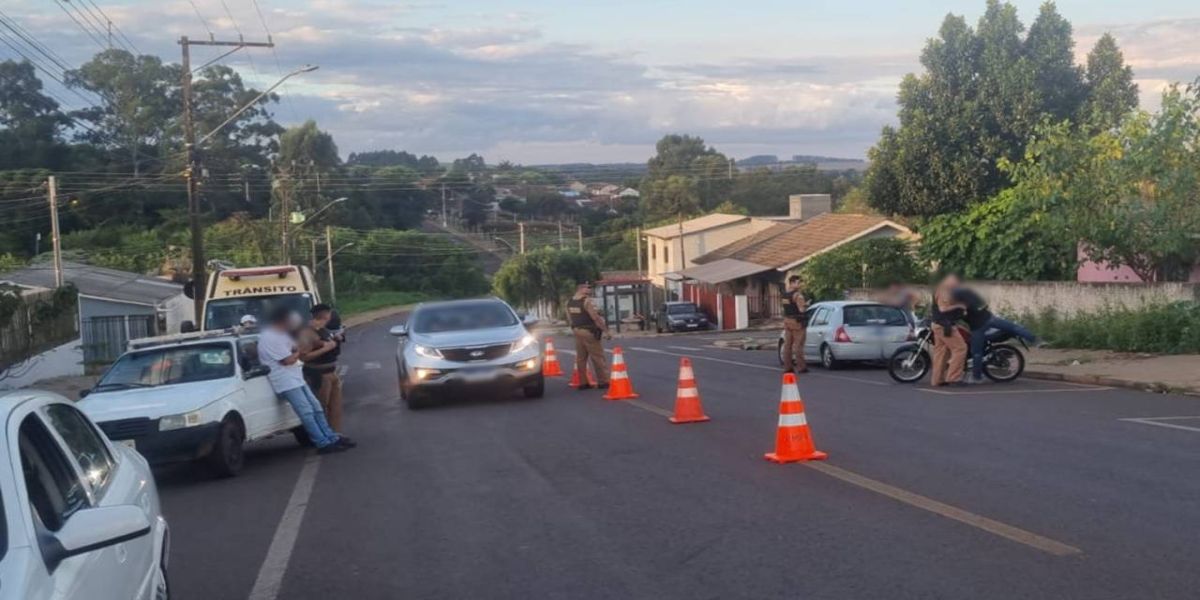 Operação Cidade Segura em Cascavel resulta em apreensão de drogas e arma