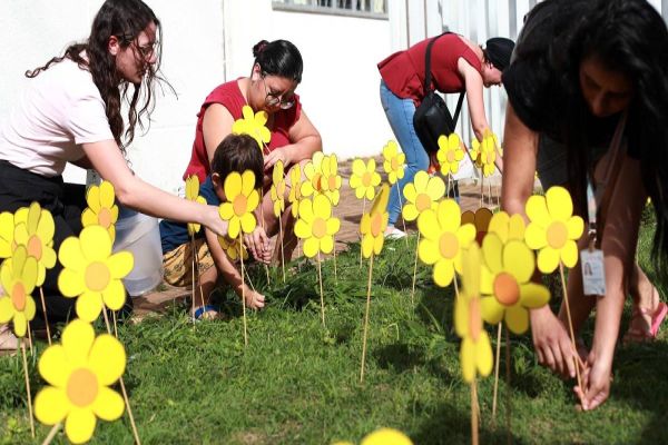 Plantio de flores chama a atenção para o abuso sexual de crianças em Cascavel