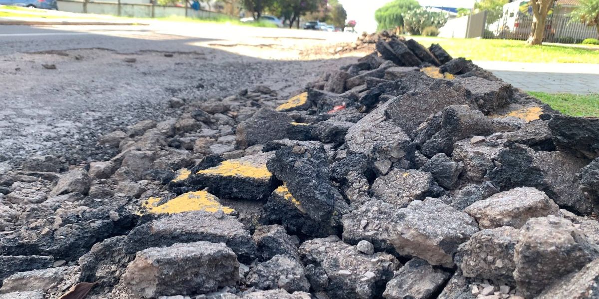 Crateras na Rua Martim Afonso de Souza causam transtornos aos motoristas em Cascavel