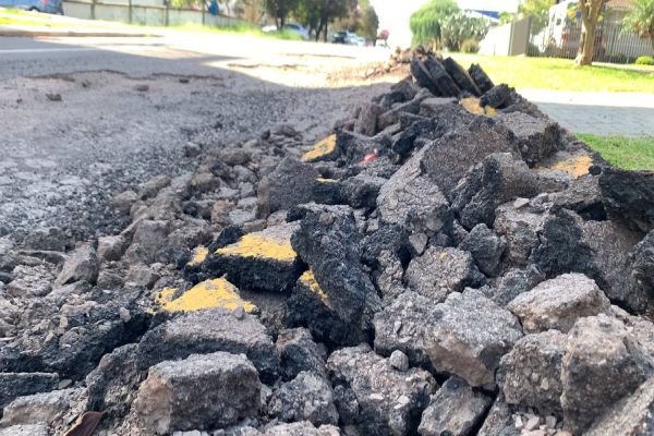 Crateras na Rua Martim Afonso de Souza causam transtornos aos motoristas em Cascavel