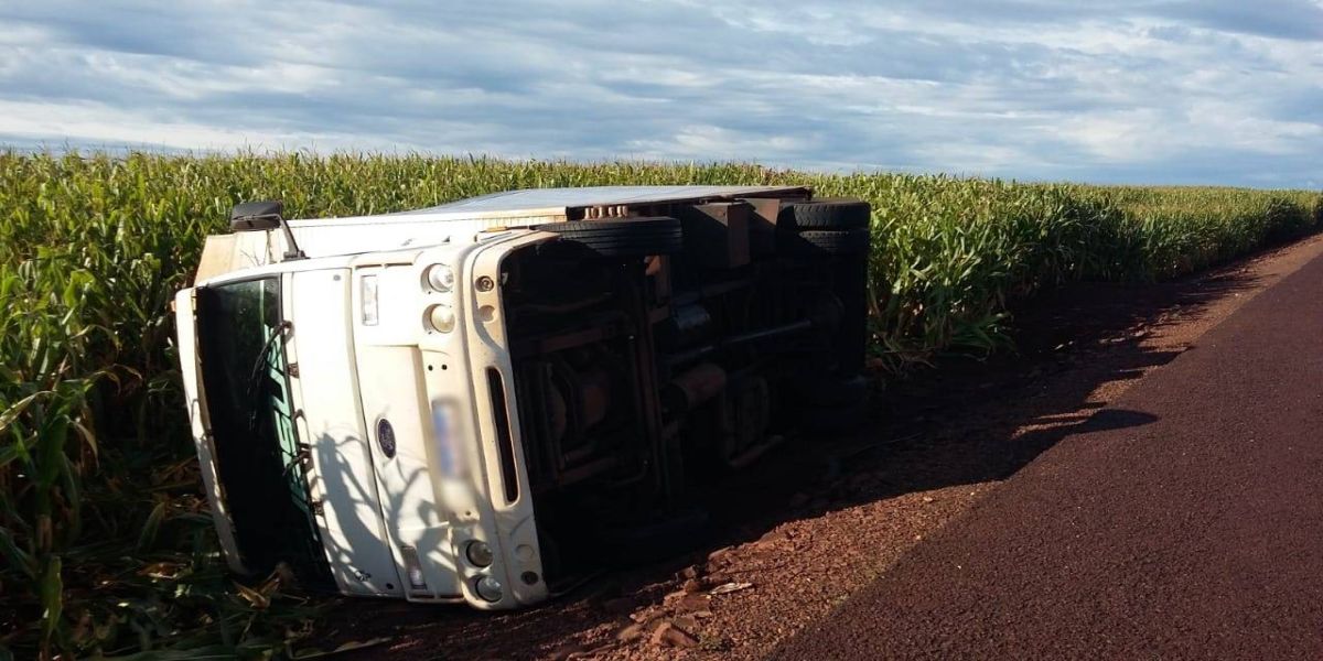 Caminhão com farinha de trigo tomba na PR-239, próximo a Tupãssi