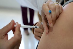 Reforço da vacina contra a poliomielite está sendo aplicado no Paraná