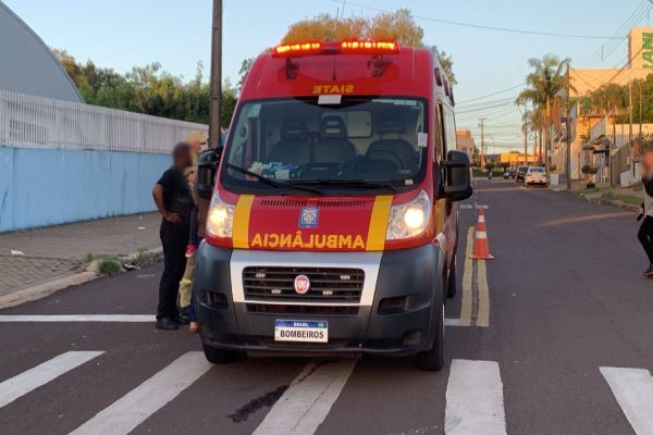 Jovem é atropelada por van escolar no Bairro Floresta em Cascavel
