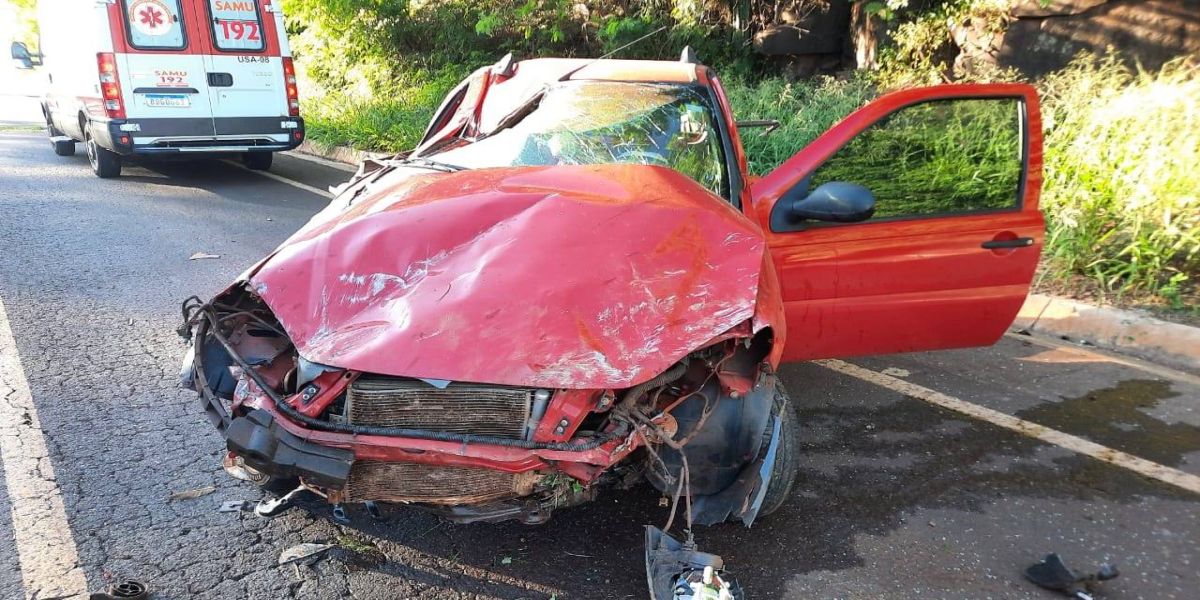 Motorista perde controle de Fiat Strada na PR-317 e bate em barranco