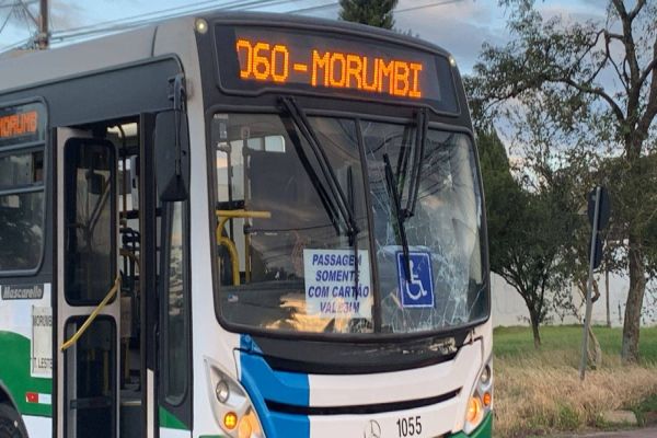 Imagem referente a notícia: Forte colisão entre ônibus do transporte coletivo e caminhão é registrada no Bairro São Cristóvão