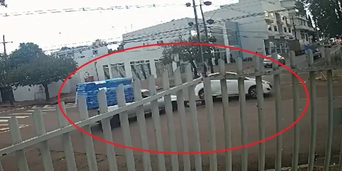 HB20 quase tomba após acidente com Courier no Centro de Cascavel