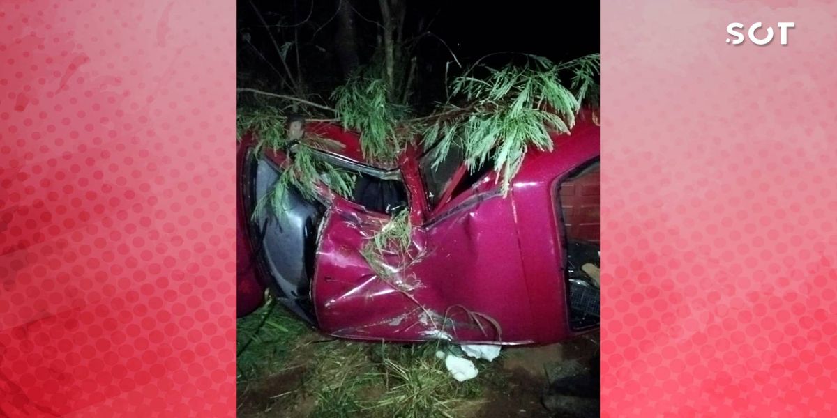 Três pessoas ficam feridas em capotamento na PR-488 em Diamante do Oeste