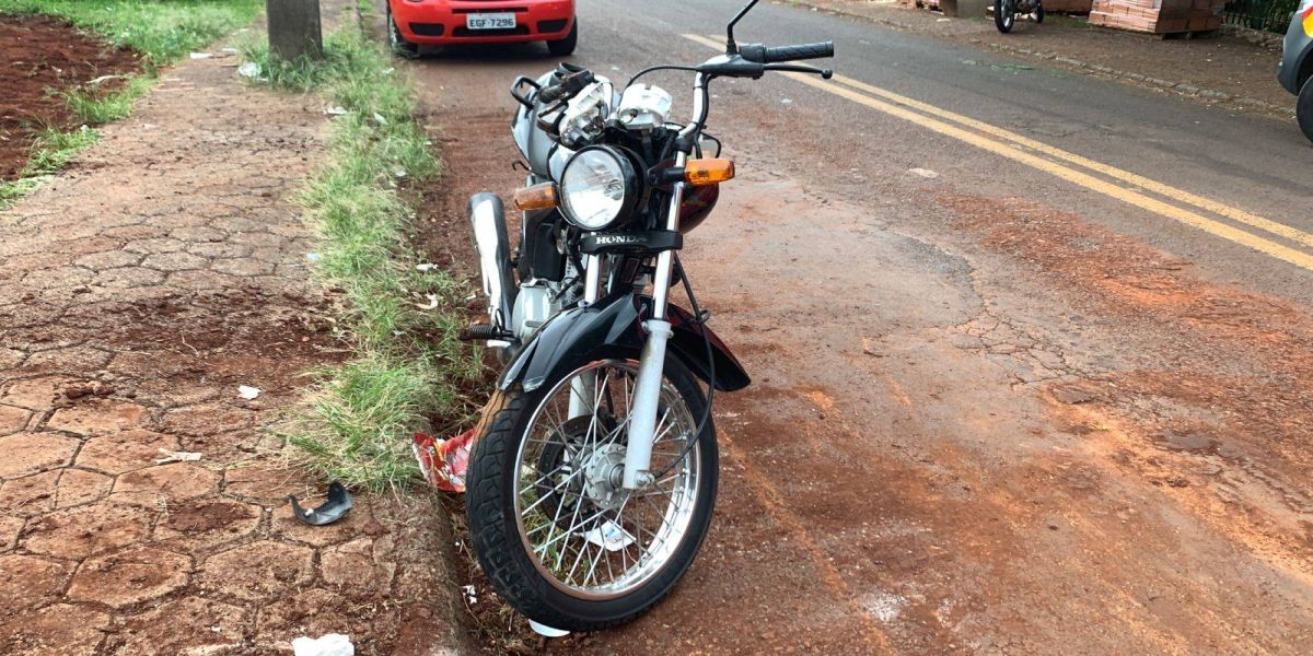 Motociclista de 20 anos fica ferida em acidente no Bairro Periolo em Cascavel