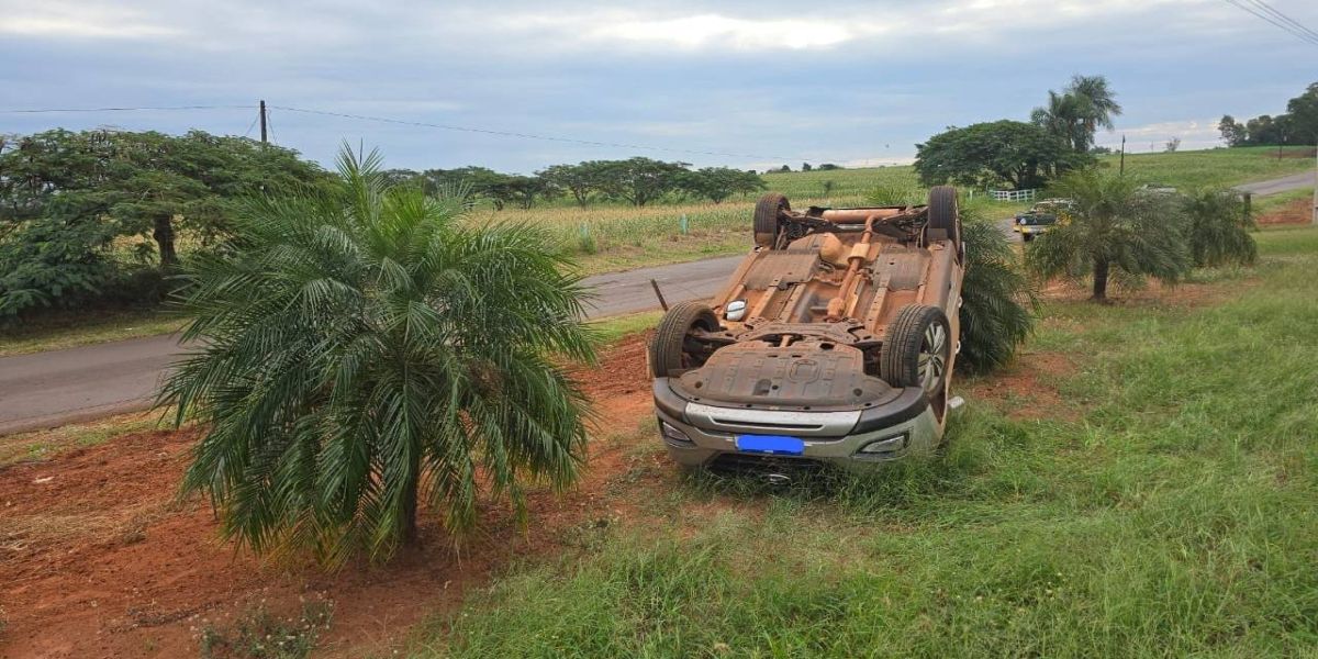 Mulher de 39 anos fica ferida em capotamento na PR-496 em Terra Roxa