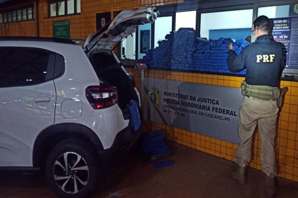 Imagem referente a notícia: PRF intercepta 250 kg de droga em veículo na BR-277 em Cascavel