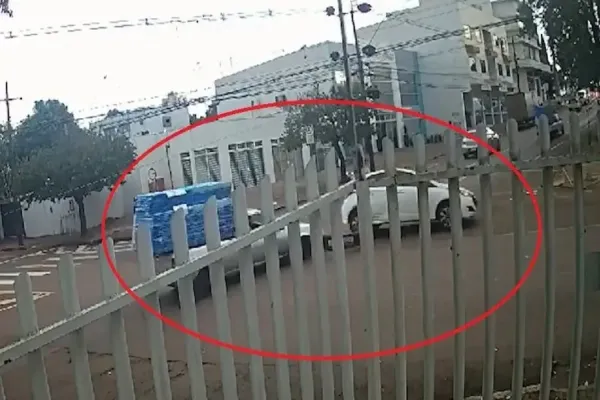 Foto relacionada a notícia: HB20 quase tomba após acidente com Courier no Centro de Cascavel