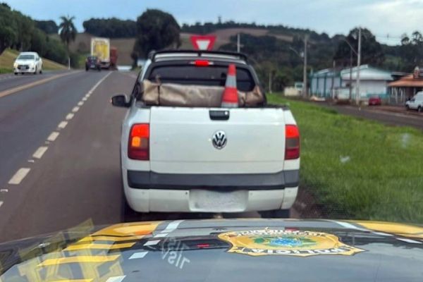Imagem referente a notícia: PRF recupera picape roubada há um ano em Minas Gerais e prende suspeito de contrabando