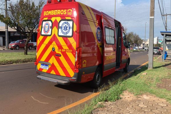 Motociclista é fechado por caminhão e sofre acidente na Avenida Rocha Pombo no Bairro Pacaembu