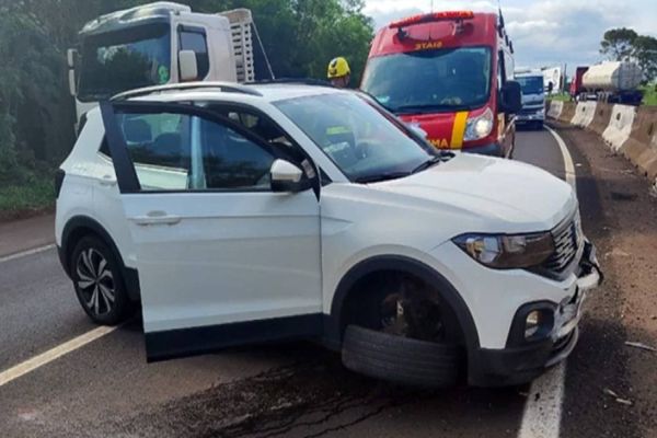 Carro capota na BR 277 e deixa dois feridos em São Miguel do Iguaçu