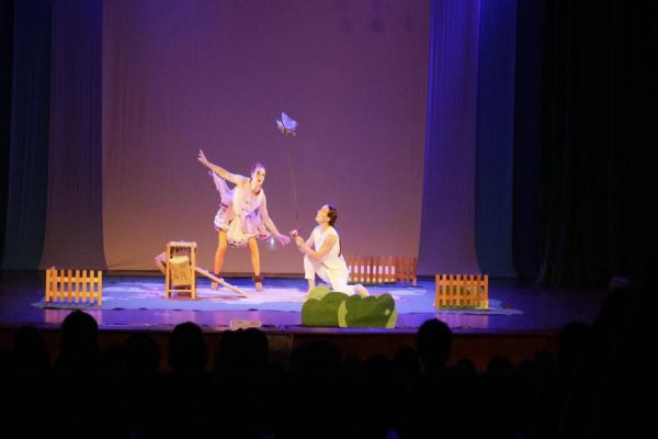 Estudantes de Toledo se divertem com o espetáculo “A Galinha Pim-Pim”