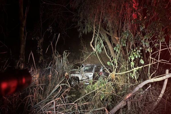 Carro cai em barranco após perseguição policial e é preso com 413 kg de drogas na BR-272
