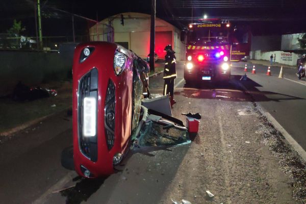 Carro capota em acidente na Barão do Cerro Azul; Motorista do outro veículo foge do local
