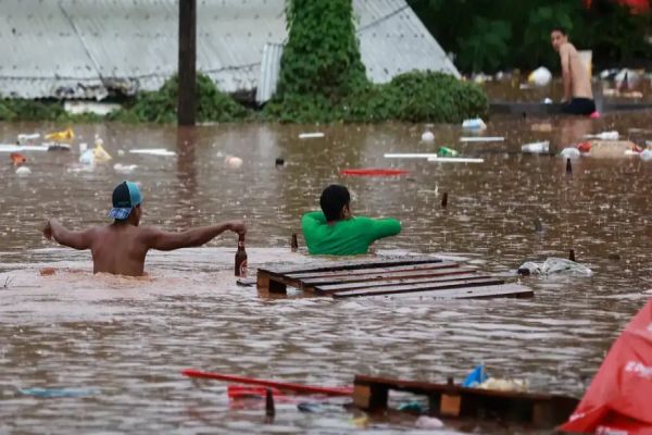 Coopavel e Ihara dão kits de EPIs em troca de água e comida a desabrigados