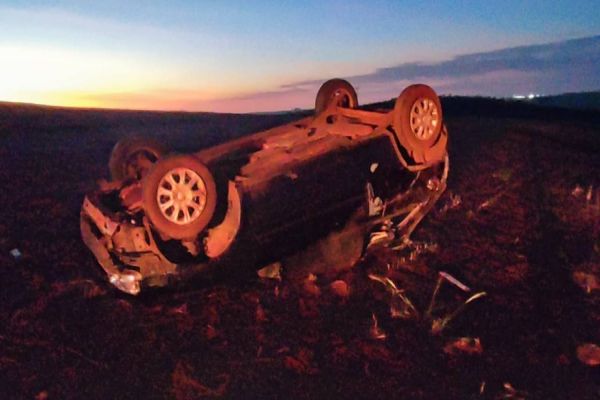Motorista sofre ferimentos graves em capotamento na PR-574 em Cafelândia