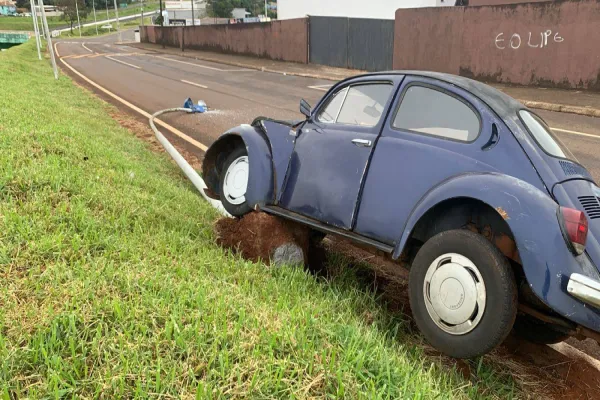 Foto relacionada a notícia: Fusca fica sem freio e colide em poste na marginal da PRc-467, em Cascavel; Motorista escapa ileso