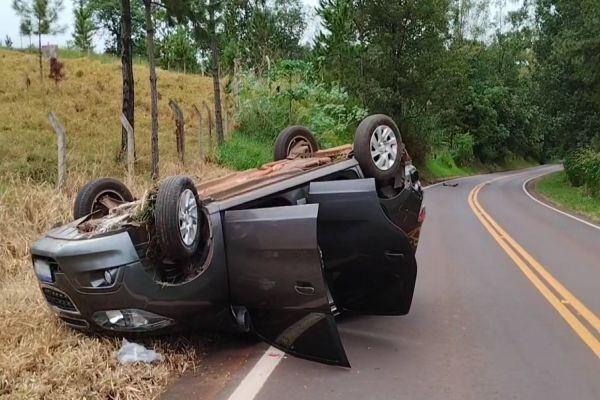 Chevrolet Spin capota na PR-180 em Boa Vista da Aparecida; um ferido