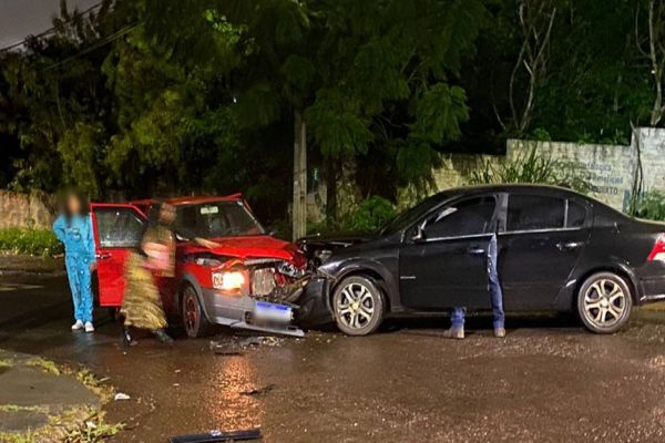 Duas pessoas ficam feridas em forte colisão de trânsito no Bairro Cascavel Velho