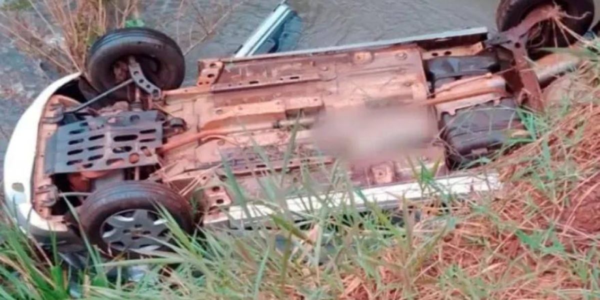 Mulher morre após capotar carro às margens da BR-369 e veículo parar dentro de rio